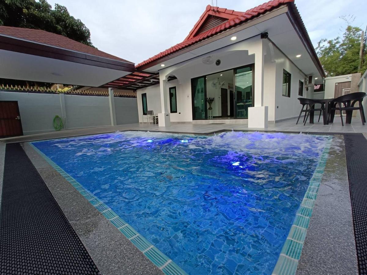 Private Pool Villa With Jacuzzi At Royal Park Village - Walk To The Beach - 6 People - Max 3 Males (Adults Only) جومتين بيتش المظهر الخارجي الصورة
